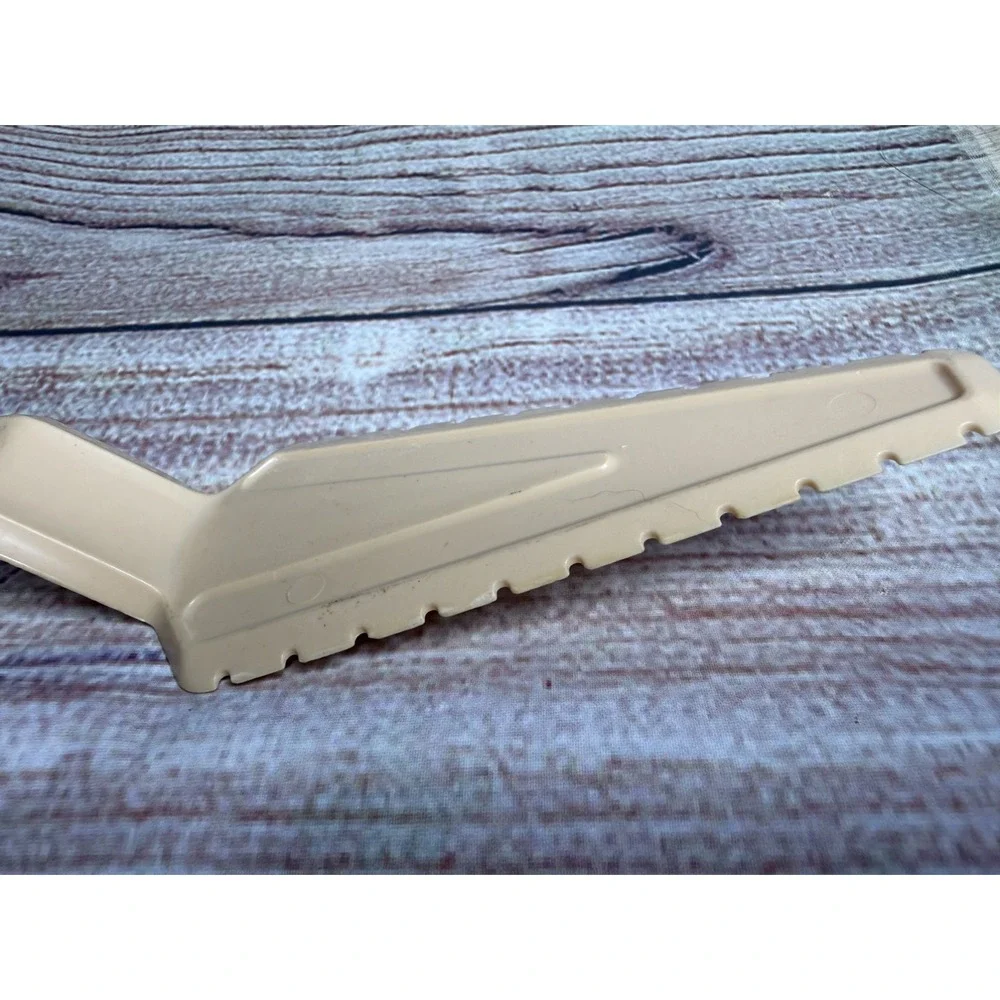 Tupperware Cut n Serve Pie & Cake Pastry Server Serrated Cream Ivory #1228-7